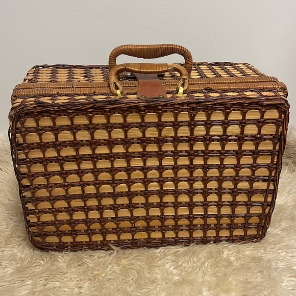 Cute vintage wicker picnic basket with reusable plates - Picture 4 of 9